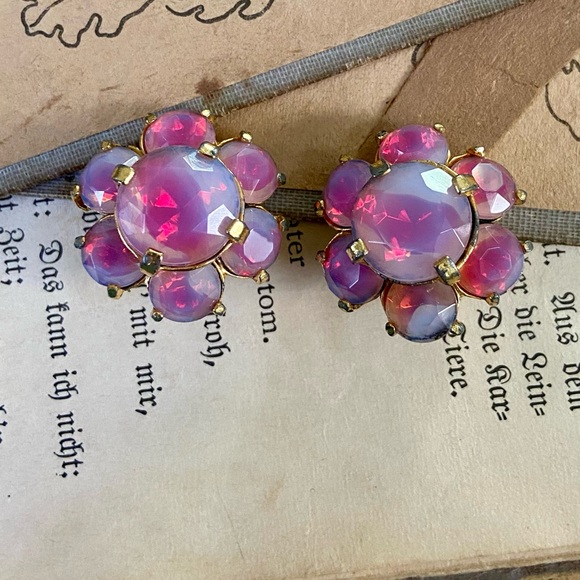 SOLD-Vintage Hattie Carnegie two tone pink Givré glass clip on earrings - Picture 2 of 14